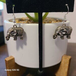 Unknown Brand Silver Tone Elephant Dangle Earrings Pre-Owned Unique Event